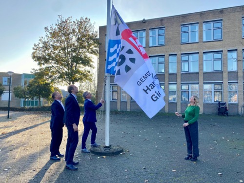 College hijst op het raadhuisplein een vlag met de nieuwe huisstijl