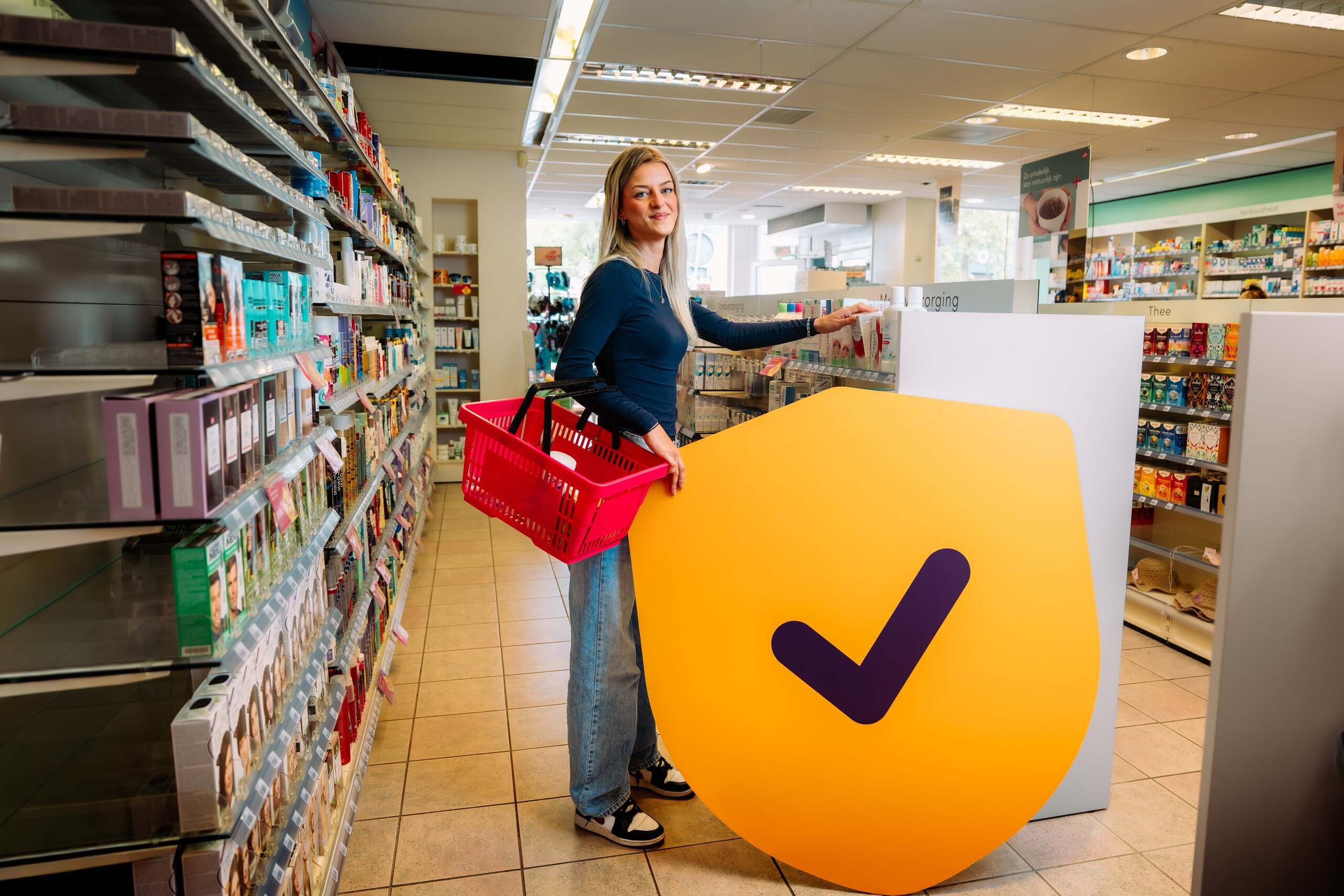 Dame met een winkelmandje in de supermarkt.