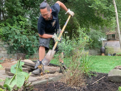 tegelwippende inwoner in de tuin