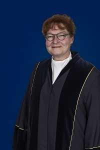 Renate in haar toga. Vriendelijke glimlach op haar gezicht.
